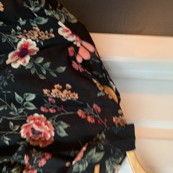 Floral Dress with peak-a-boo shoulders. Size Small - Picture 2 of 4